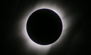 感動の一瞬！５月２１日の金環日食を雲の上で見る方法