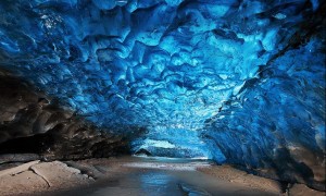 神秘の蒼い洞窟！アイスランドの巨大氷河『ヴァトナヨークトル氷河』