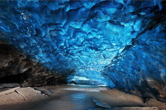 神秘の蒼い洞窟 アイスランドの巨大氷河 ヴァトナヨークトル氷河 トラベルハック あなたの冒険を加速する
