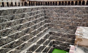 迷路のような幾何学模様の階段井戸 インドの『チャンドバオリ』