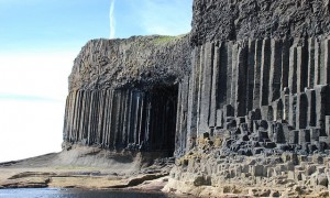 スコットランドの無人島に存在する神話の世界『フィンガルの洞窟』