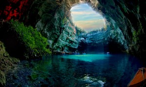 まるで宝石のようなギリシャの碧い地底湖『メッサリーニ洞窟』